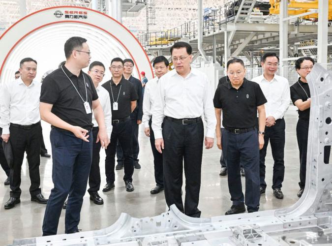 重庆市委书记袁家军考察赛力斯三工厂智能化生产厂房,察看产品展示